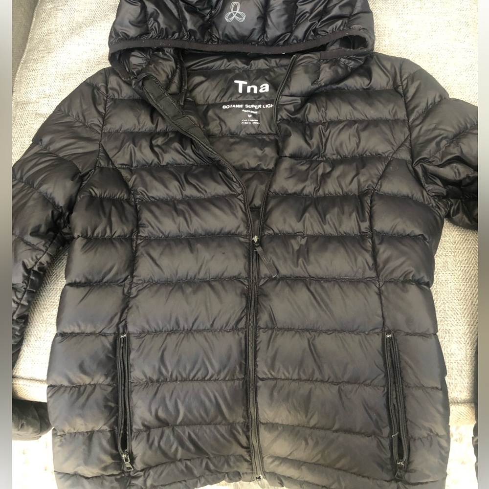 Aritzia botanie light weight puffer jacket.
Fits more like a xs.